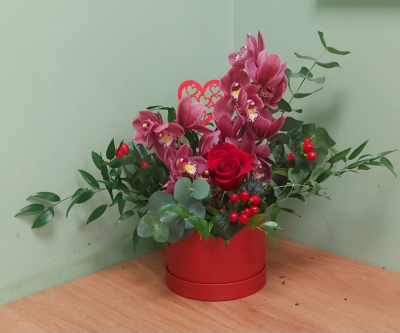 Exotic Embrace - Give the gift of high-fashion floral design with our Exotic Embrace Hat Box. This arrangement moves away from the traditional bouquet, offering a sophisicated, stuctured display that serves a stunnunfg centerpiece from the moment it arrives. 